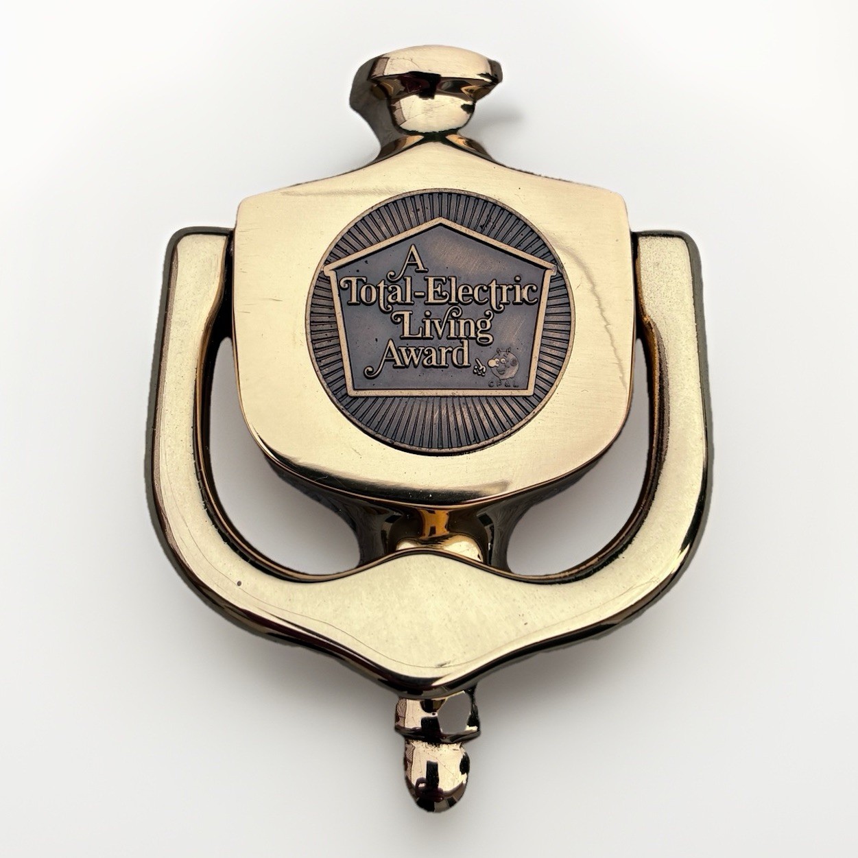 1950s MCM MEDALLION HOME TOTAL ELECTRIC AWARD BRASS DOOR KNOCKER BY BALDWIN NOS