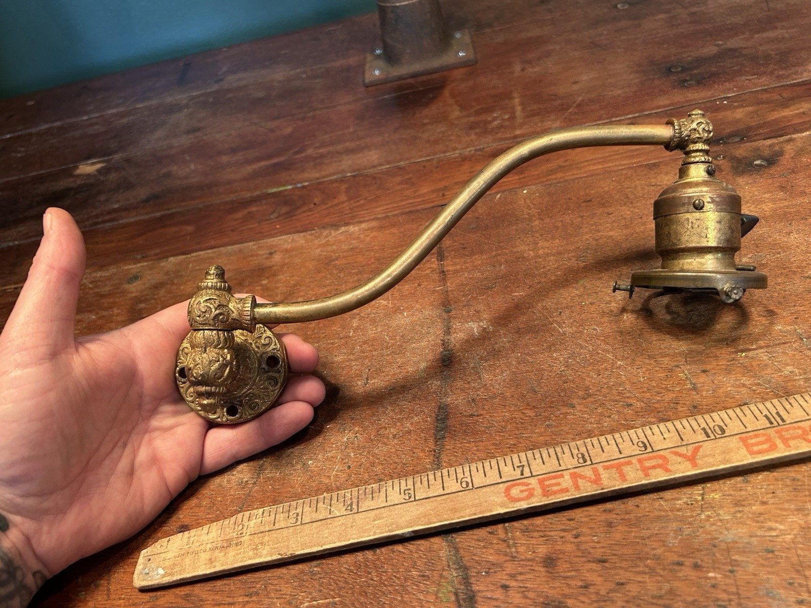 Early American Lighting Single Ornate Swivel Arm Lamp Faries Era GeCo Oc White