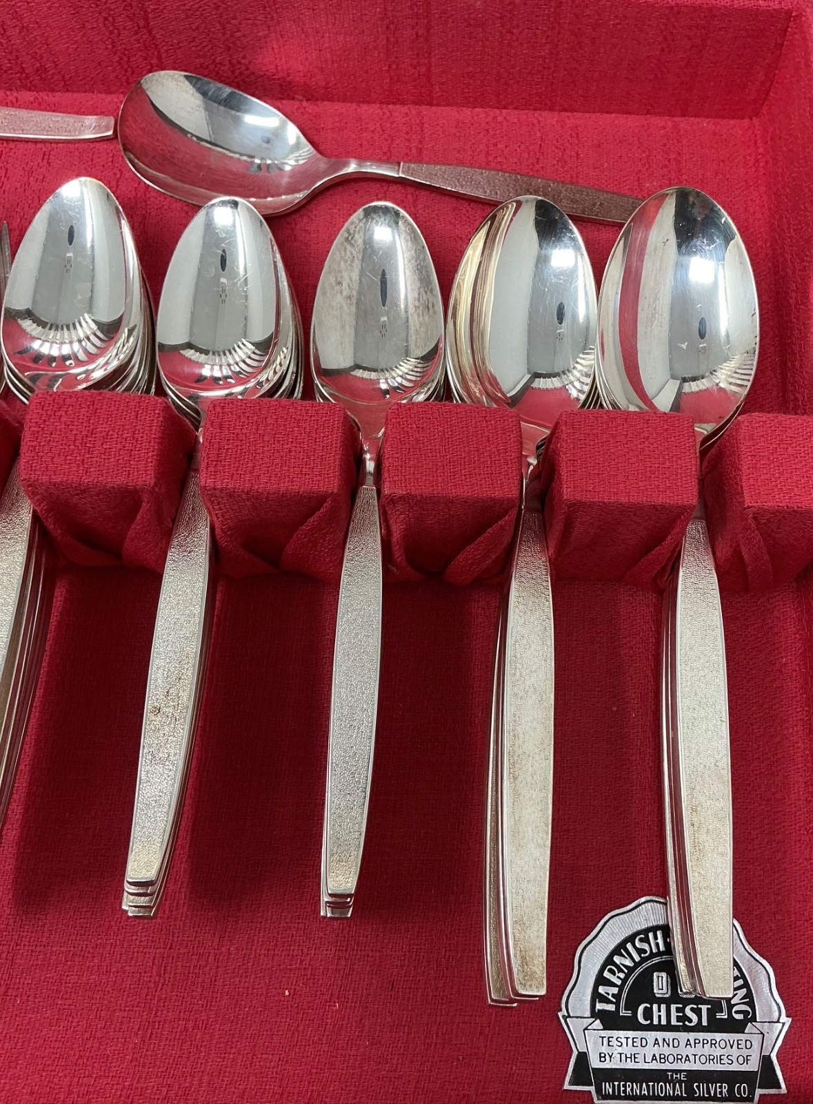 Oneida Community Silver Sands 64 Pc Flatware w/ Chest Tarnish Resistant Serves 8