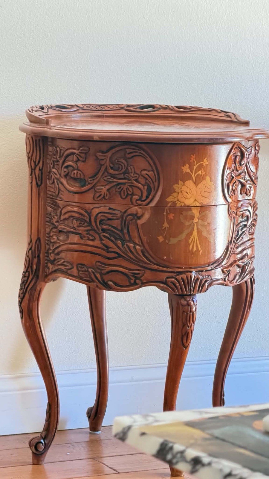 1 FRENCH LOUIS XV STYLE MARQUETRY INLAID NIGHTSTAND