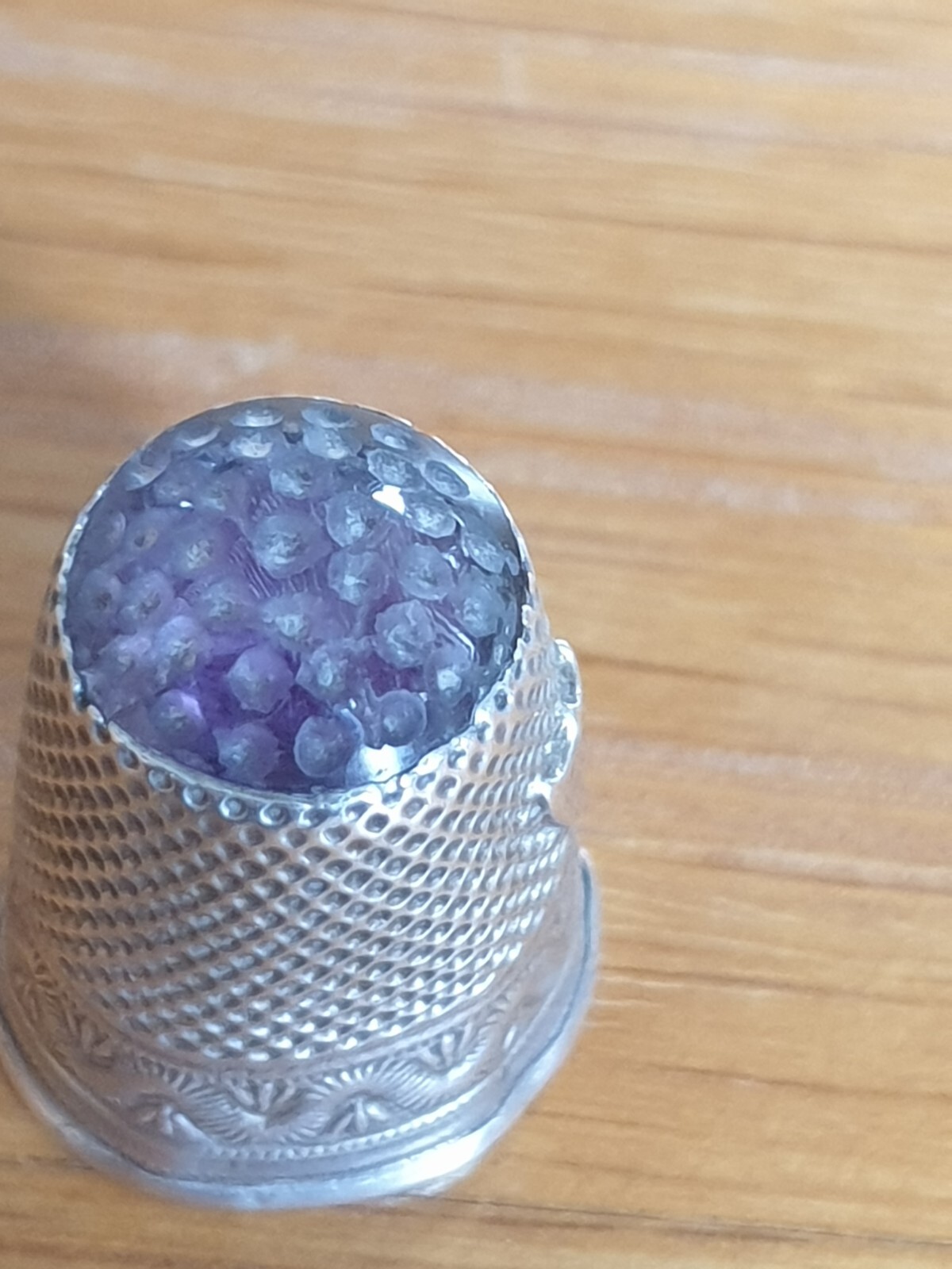 Vintage Possibe Antiqe Continental Silver Thimble Mauve Agate Top And Shield