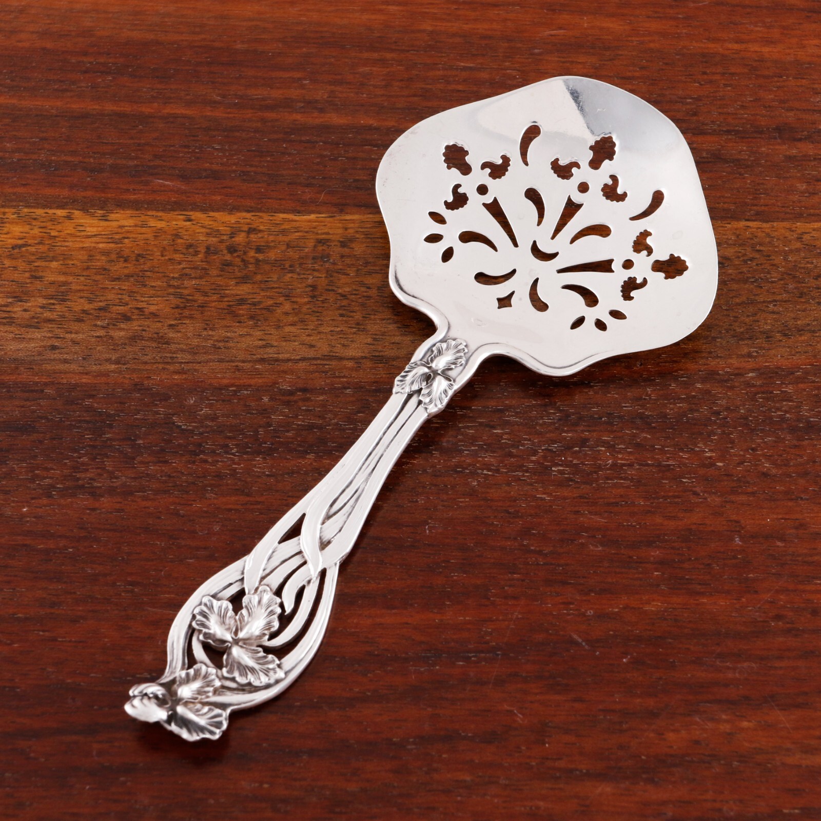ROGER WILLIAMS NOUVEAU STERLING SILVER BON BON,NUT SPOON PIERCED IRIS NO MONO