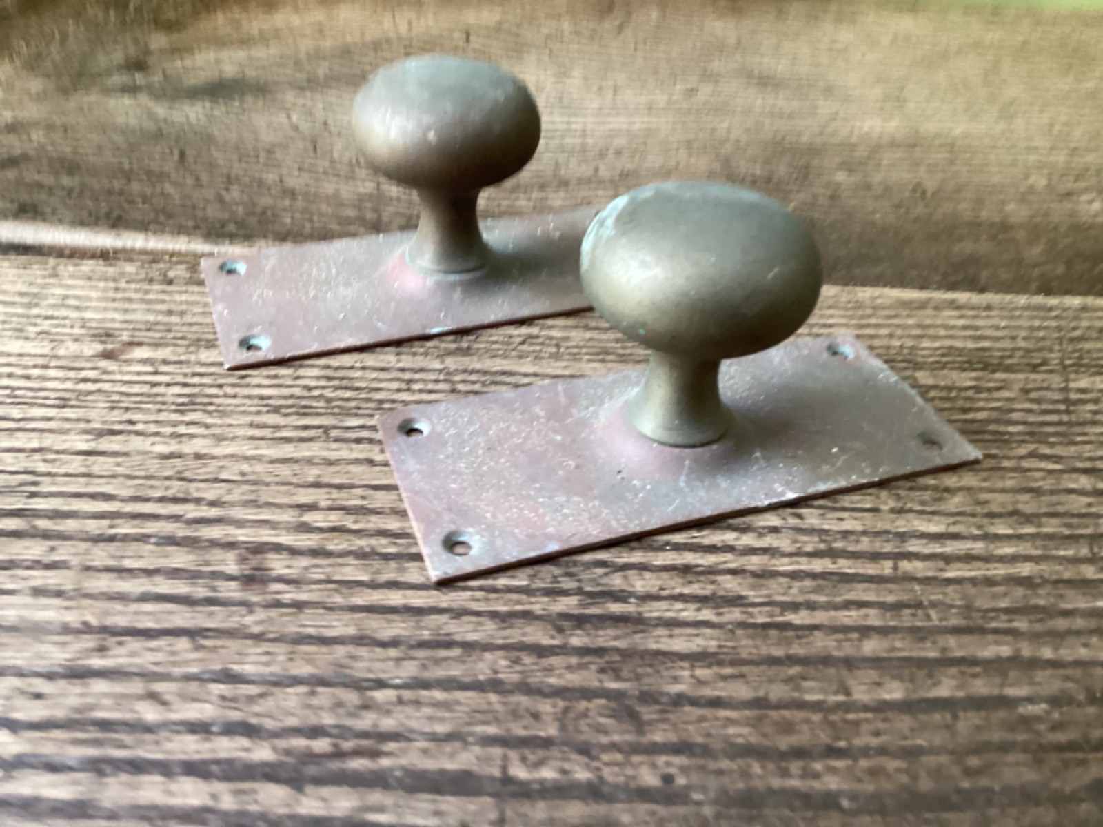 PAIR ANTIQUE BRASS ROUND/SPHERE DOOR HANDLE KNOBS WITH BACK PLATES