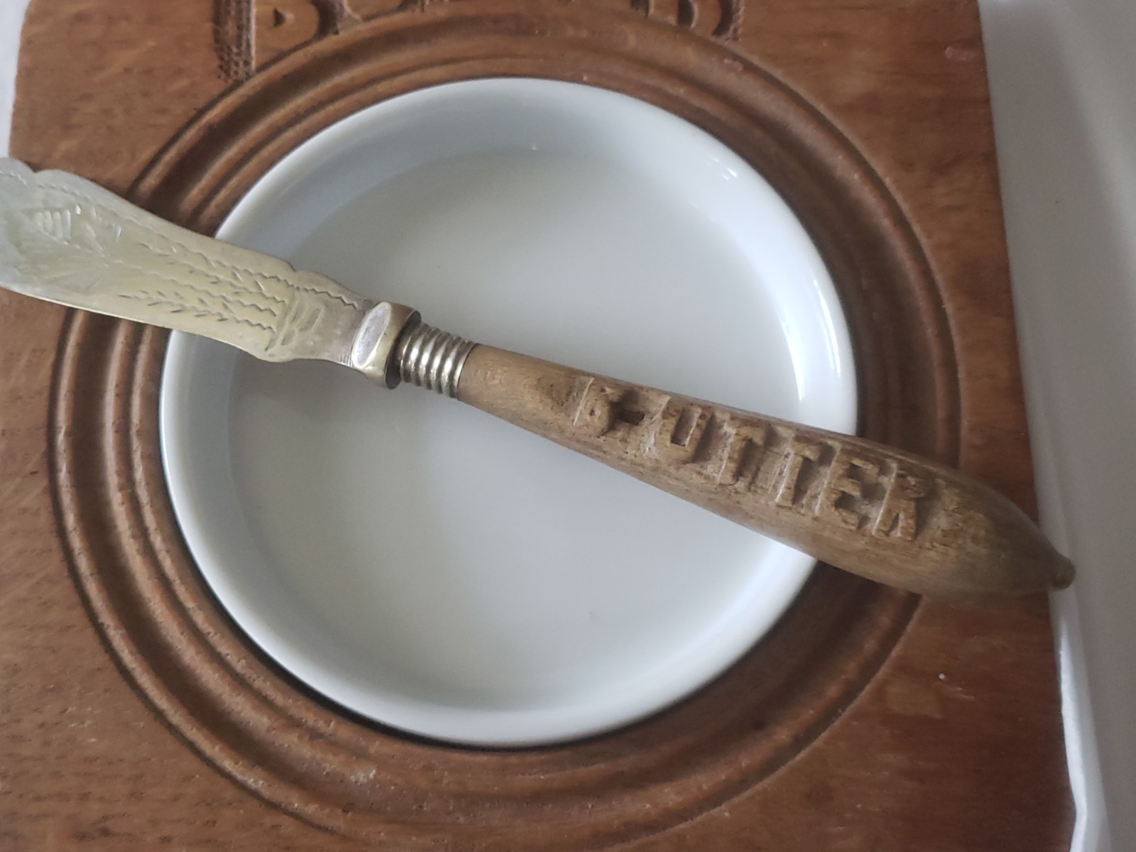 19th CENTURY ENGLISH ENGRAVED SILVER PLATED WOODEN CARVED HANDLE BUTTER KNIFE