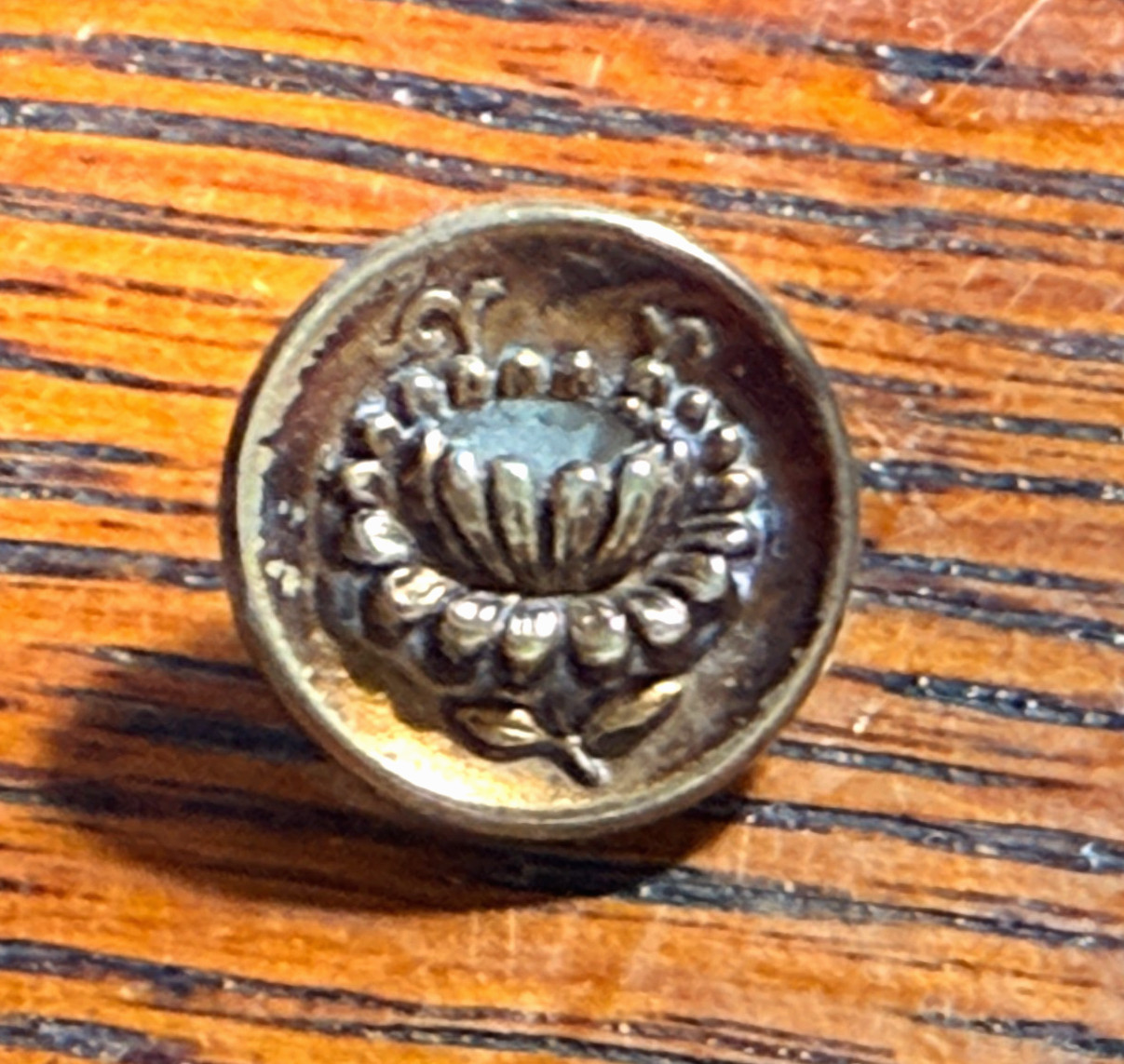 Antique Victorian Art Nouveau 9/16″ Mirror Brass Picture Button Water Lily