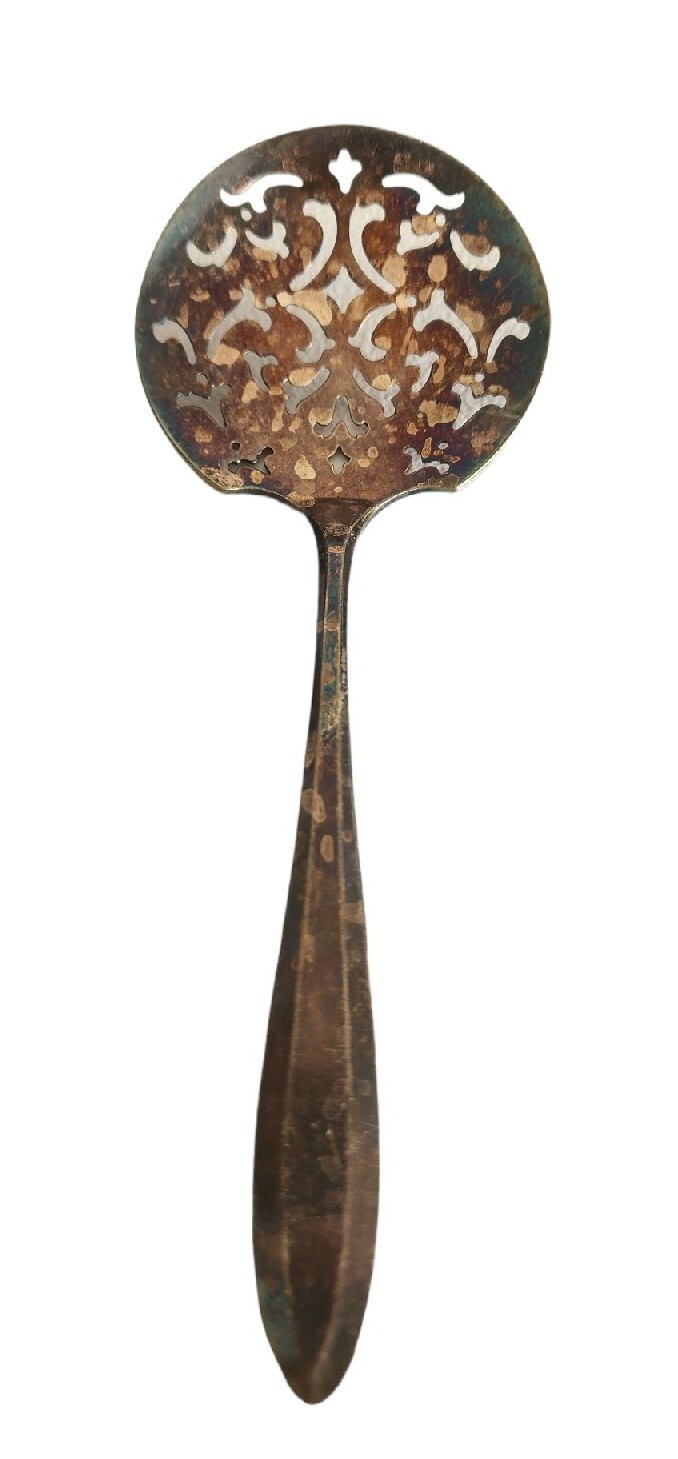 Oneida Pierced Stainless Silver Tomato Server Spoon Community Plate. 7 5/8”