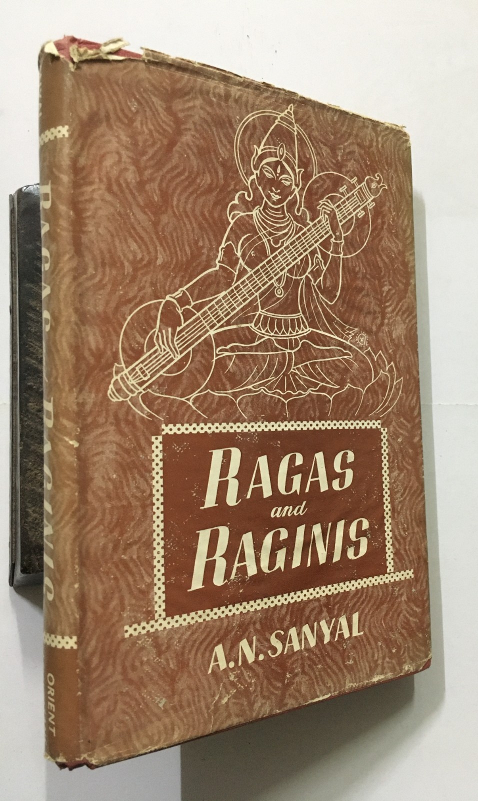 Sanyal, Amiya Nath: Ragas And Raginis. 1959. Calcutta. 282p. hb