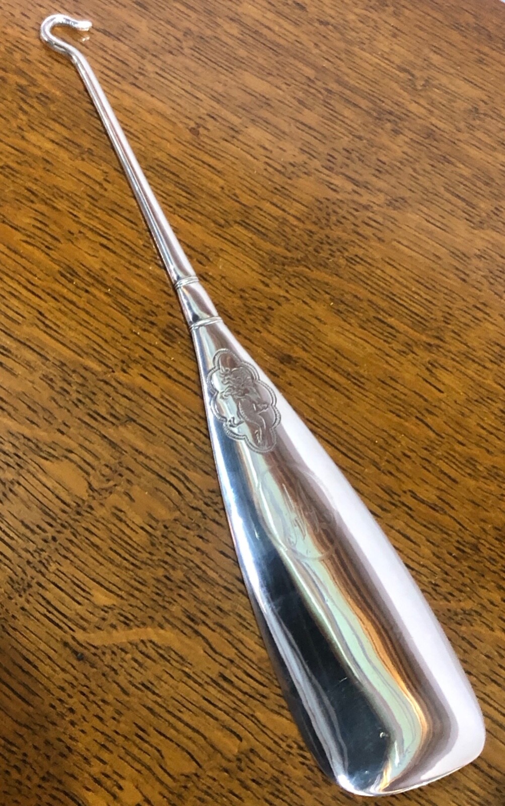 Good quality chinese export silver show horn and button hook