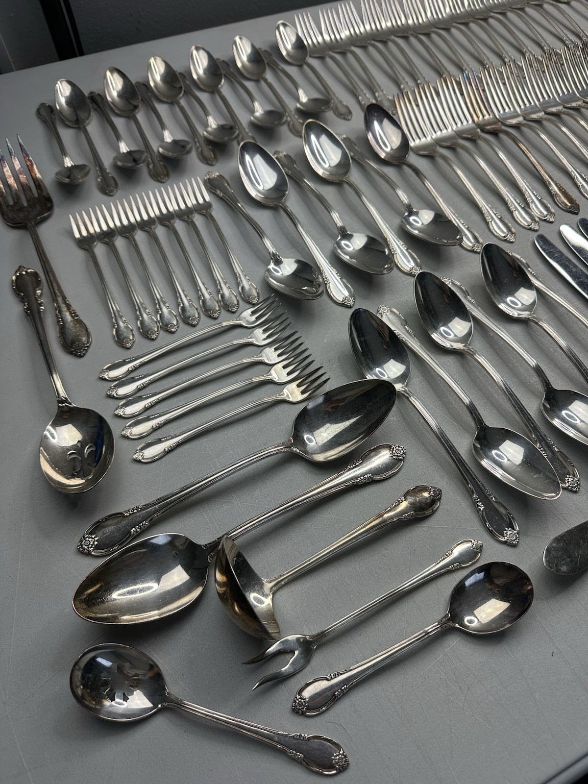 1847 Rogers Bros. Set For 12 Remembrance Silverplate Flatware Set 105 pcs