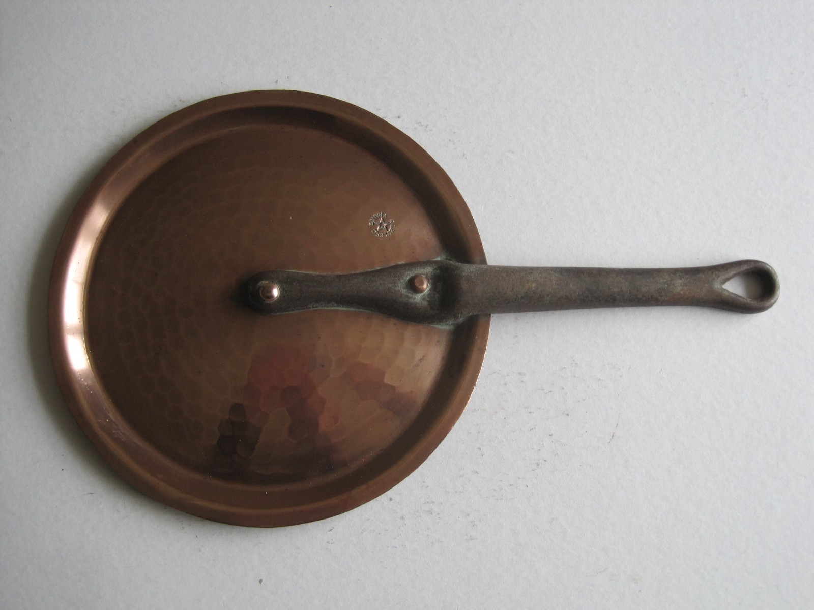 SMALL ANTIQUE FRENCH COPPER PAN LID W/ IRON HANDLE TO SUIT 16.5 CMS DIAMETER PAN