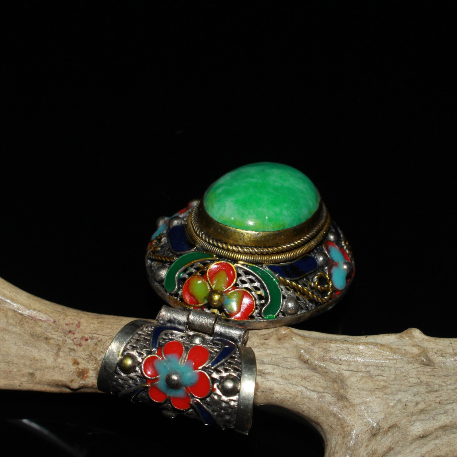 Noble pure white copper inlaid with emerald jade gemstone cloisonne wire pendant