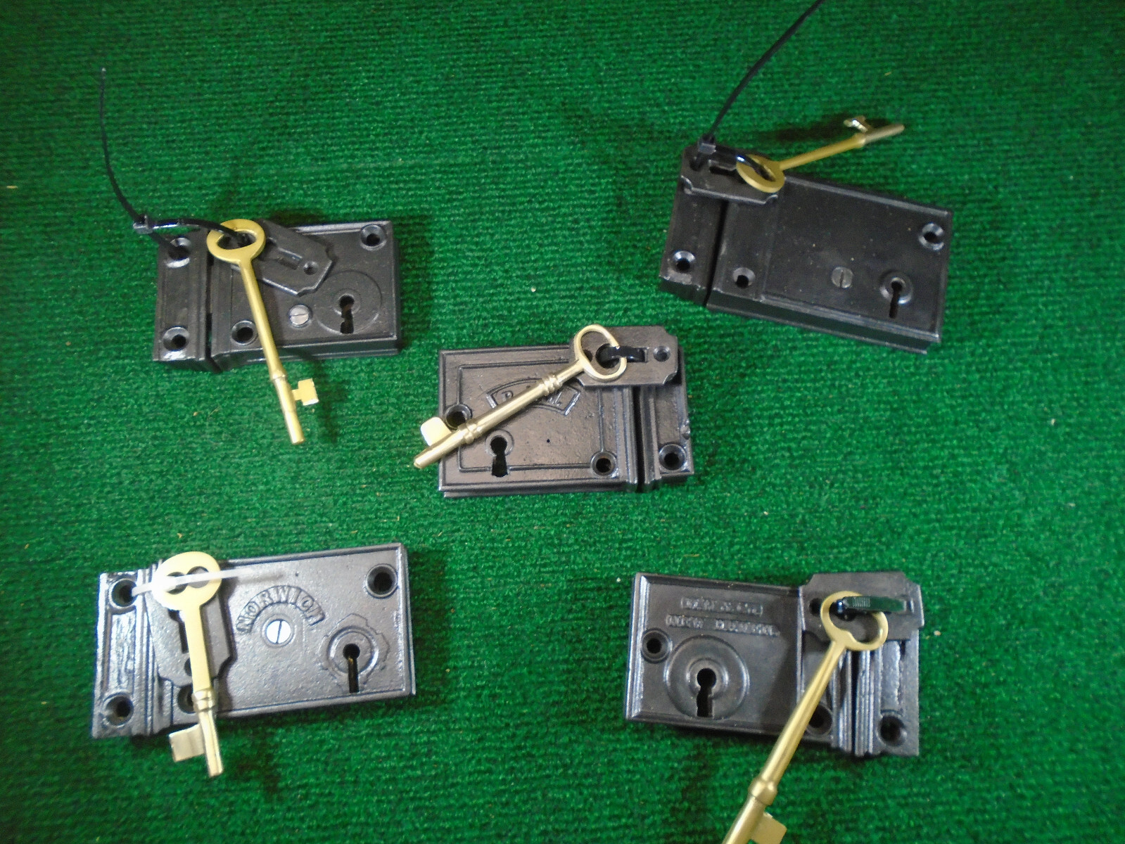 SMALL NORWICH CAST IRON DEADBOLT RIM LOCK w/KEY CIRCA 1880 NICE (40733-4)