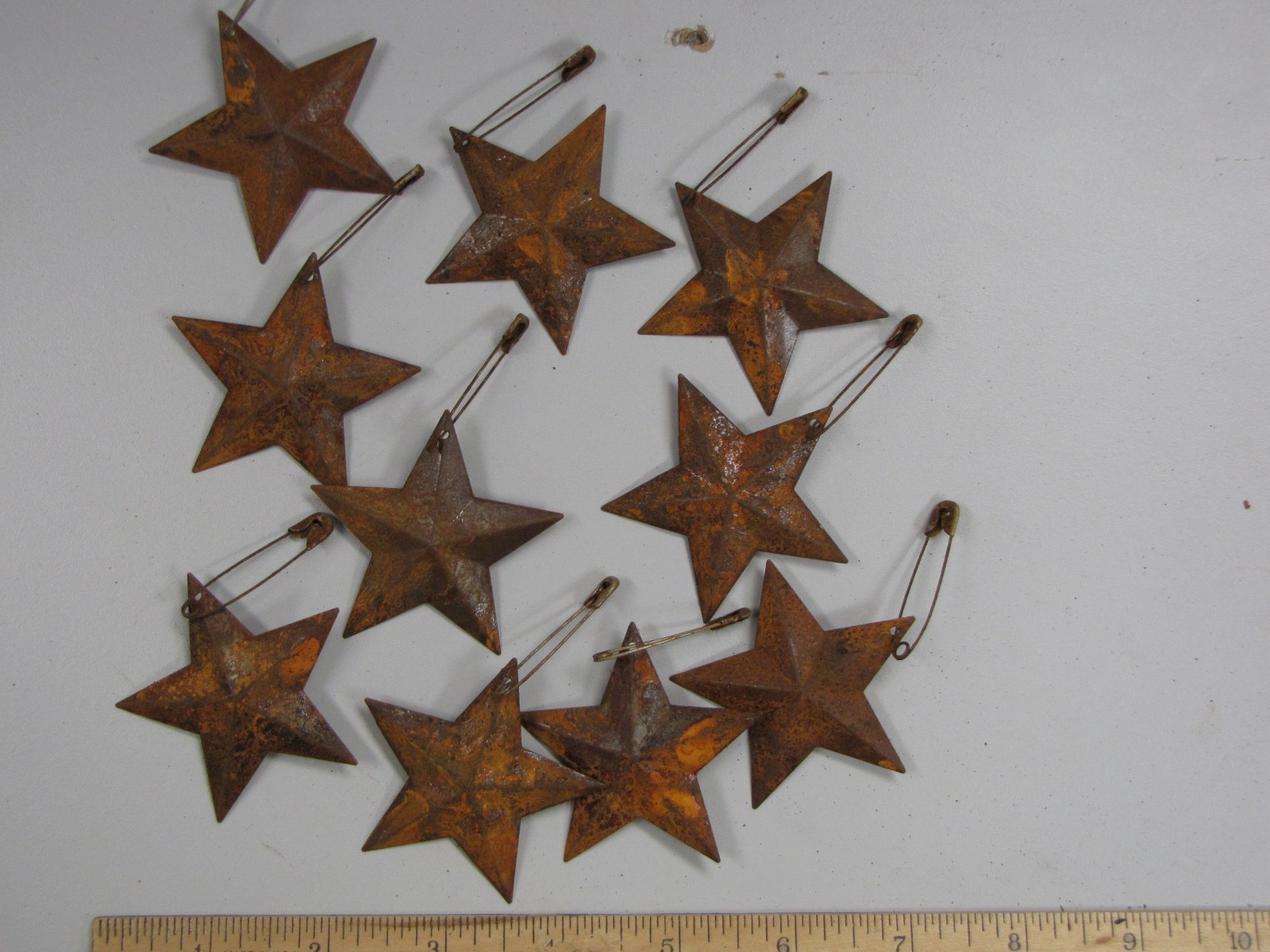 DLCC~10 PCS PRIMITIVE RUSTIC 1.5″ metal tin barn stars with safety pin rust