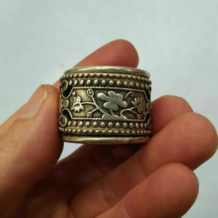2.6cm Chinese Old Style Tibet Silver Hand-Carved Floral Designs Thumb Ring