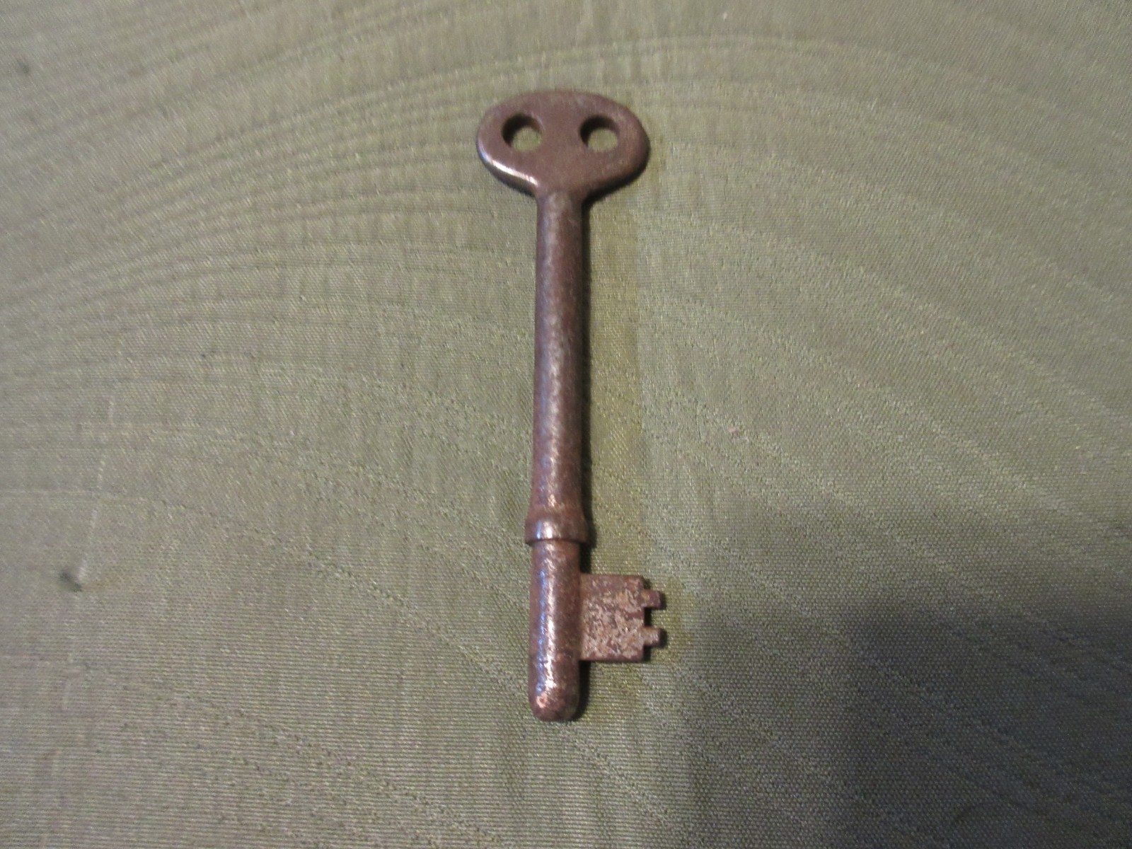 VINTAGE SOLID STEEL SKELETON KEY