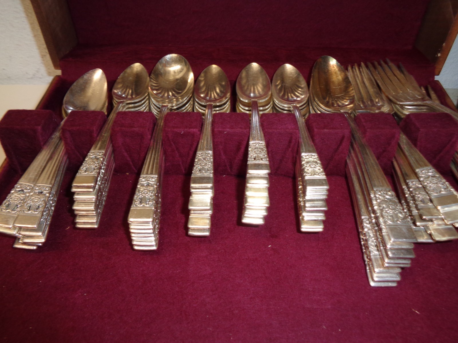 Oneida Coronation Silverplate Flatware Forks Knives Spoons 132 pc Set Box Chest