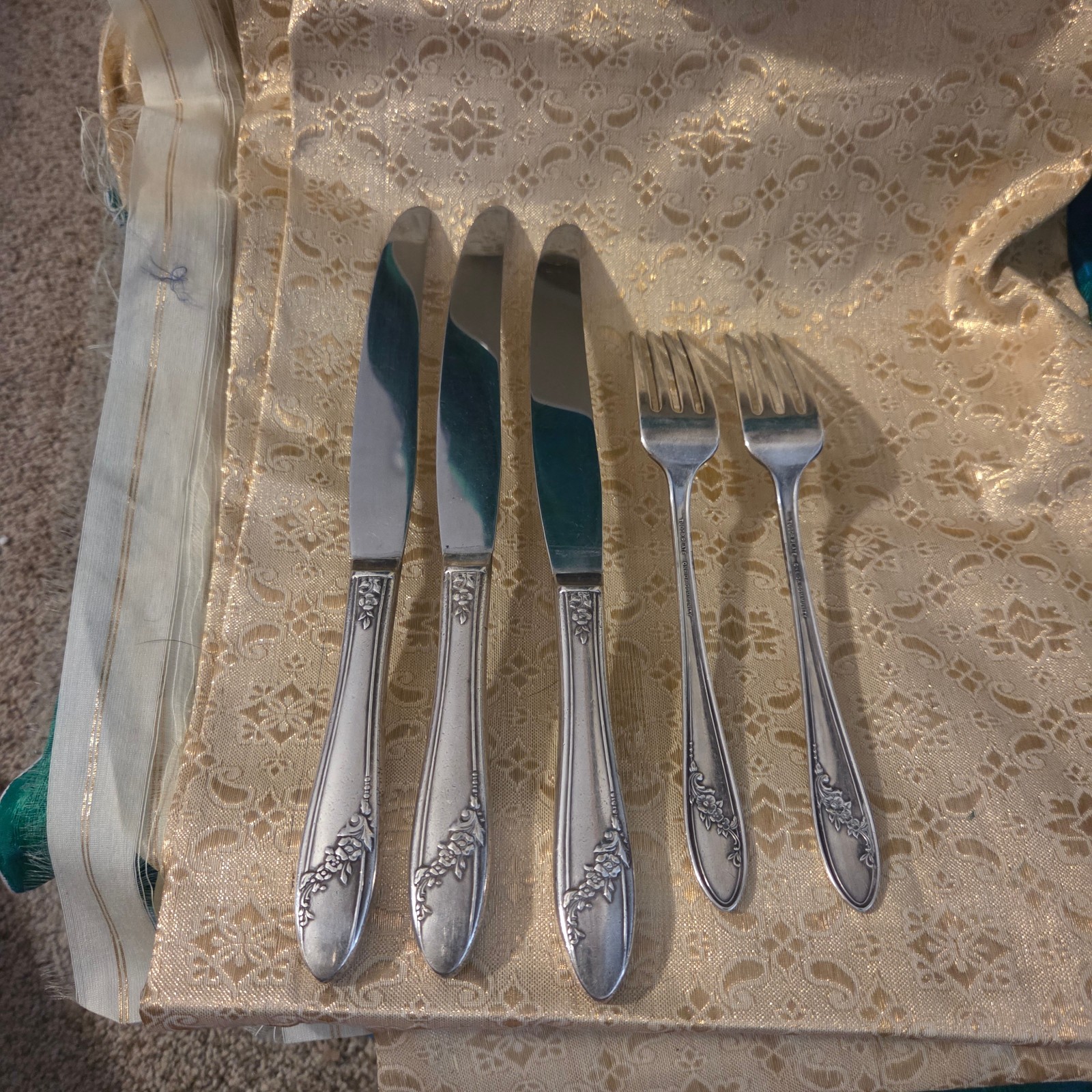 Oneida Queen Bess II Tudor Silverplate 3 Dinner Knives & 2 Dinner Forks 1946