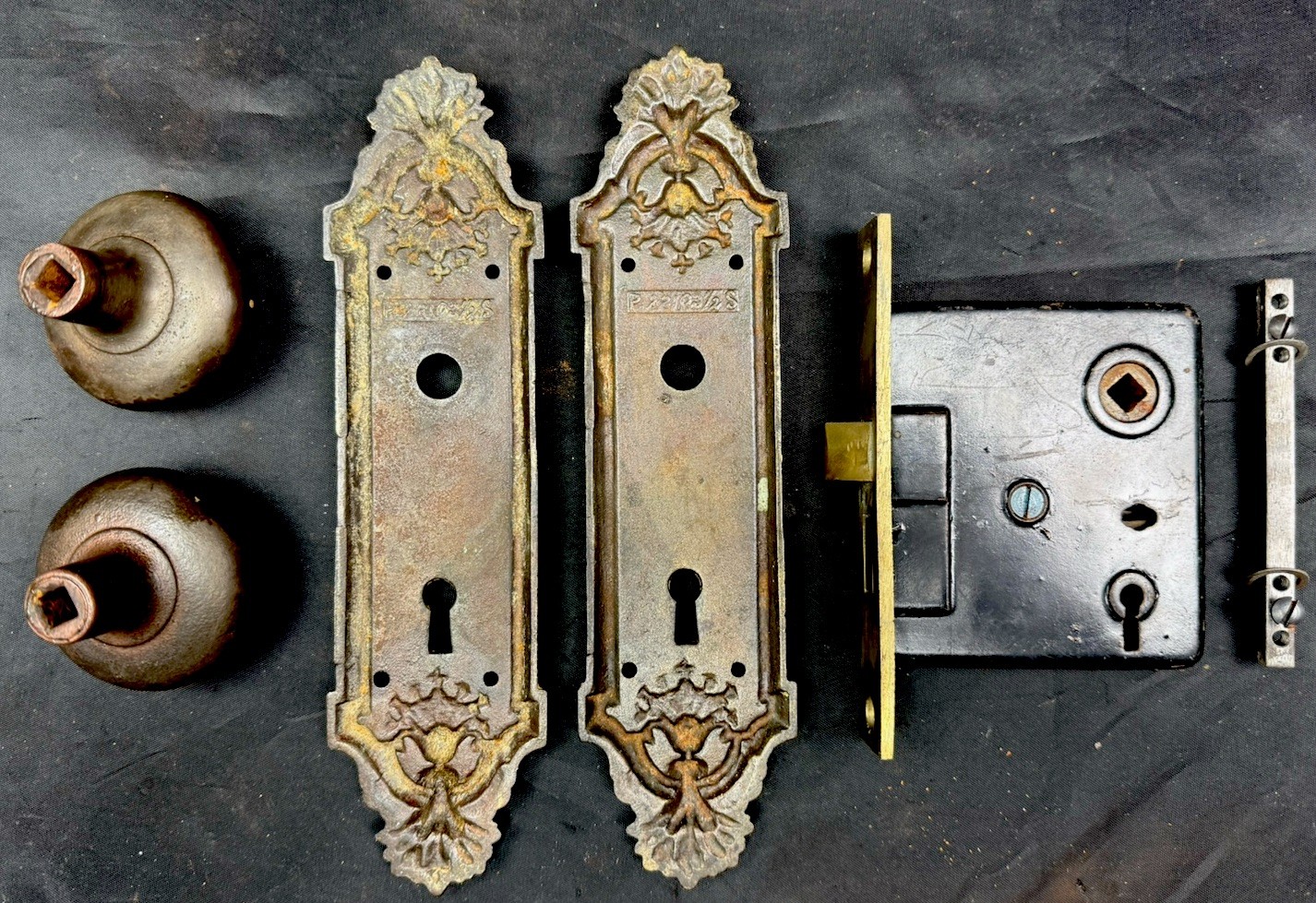 Barrows Ontario Passage Doorknobs, Back Plates & Lock 1 of 8 Sets