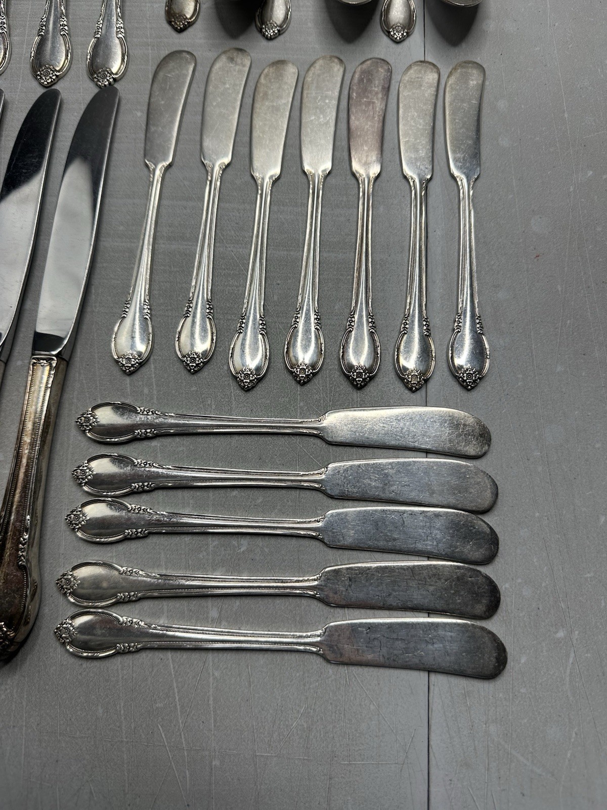 1847 Rogers Bros. Set For 12 Remembrance Silverplate Flatware Set 105 pcs