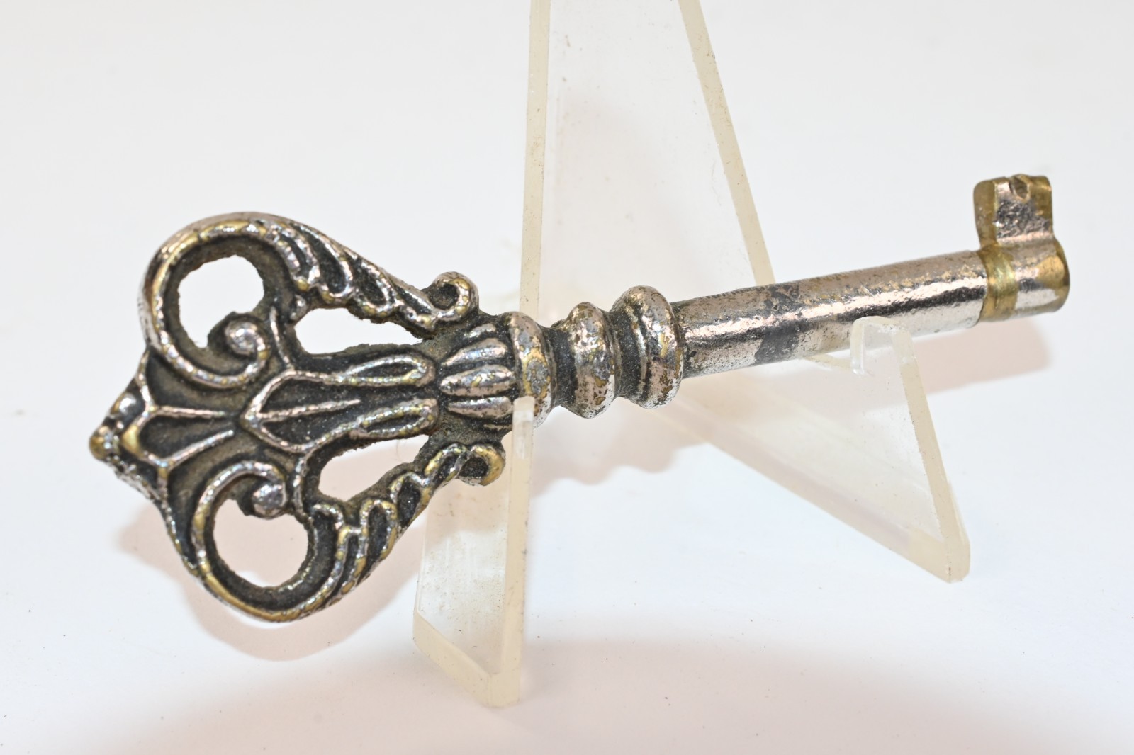 Vintage Style Ornate Skeleton Key Silver Tone Metal Decorative Cabinet Furniture