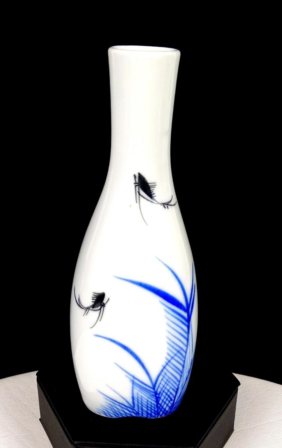 JAPANESE PORCELAIN BLUE FROND PLANTS ON WHITE 6 1/8″ BUD VASE 1940-1970