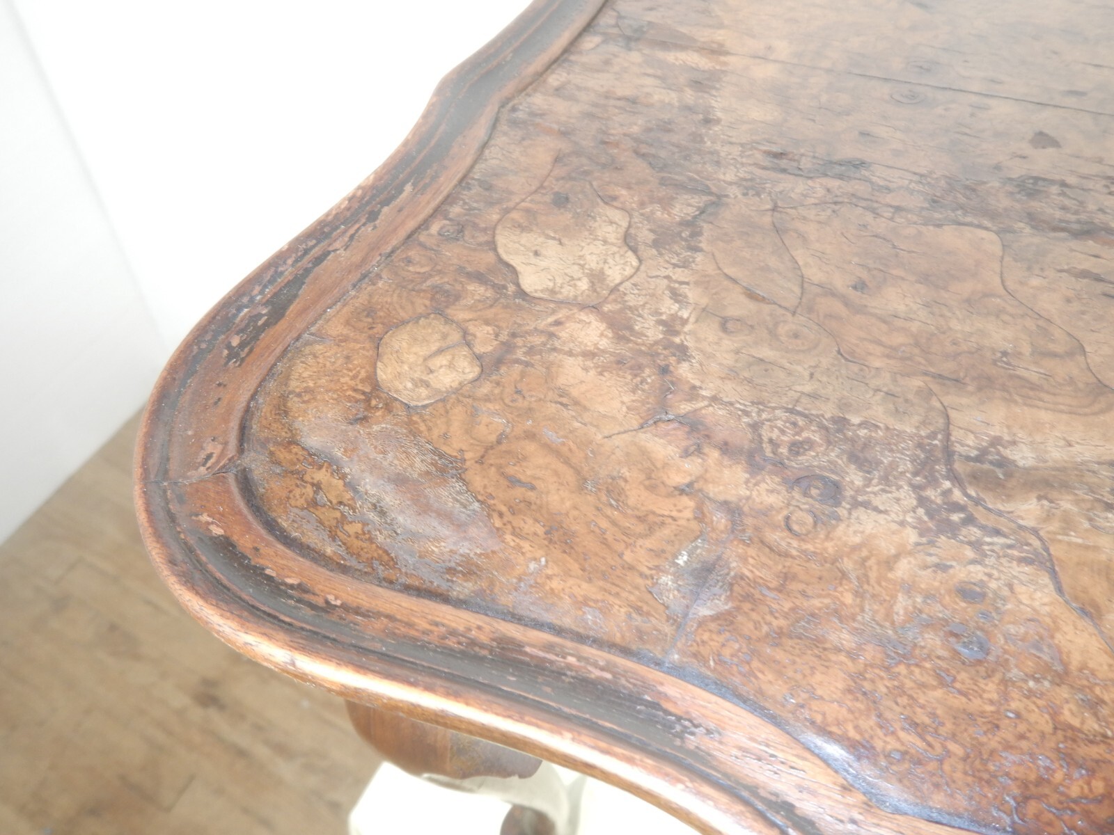 Queen Anne style Oyster veneered top End Table Nightstand Stand Mahogany