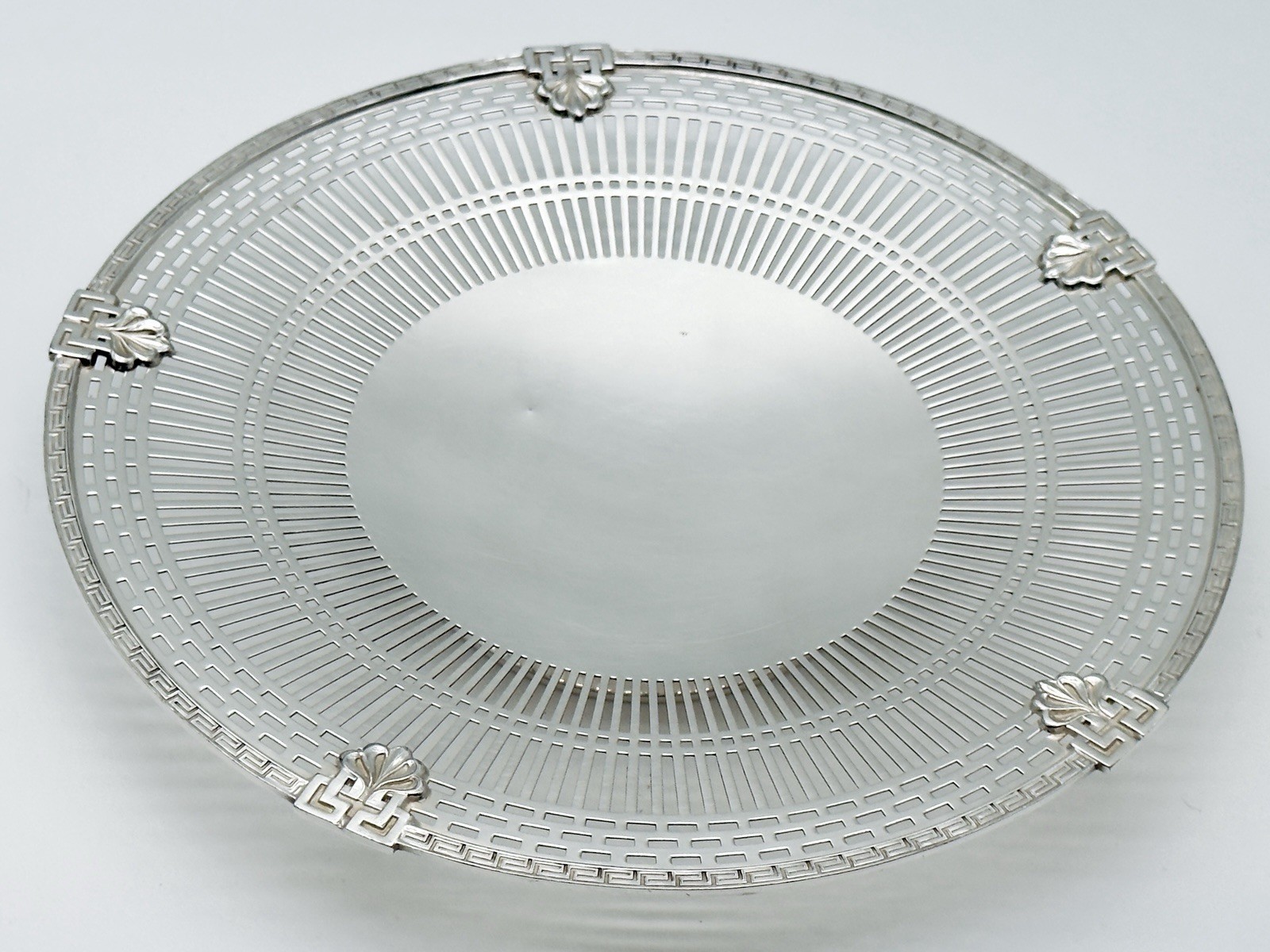 Marvelous Antique Mid Century Wallingford Co Silver Plated Round Decorated Dish
