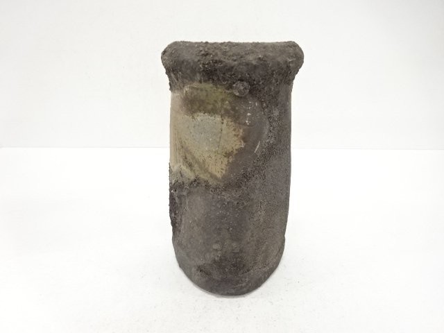 7766643: Bizen ware of a triangular flower vase by Taku Isesaki