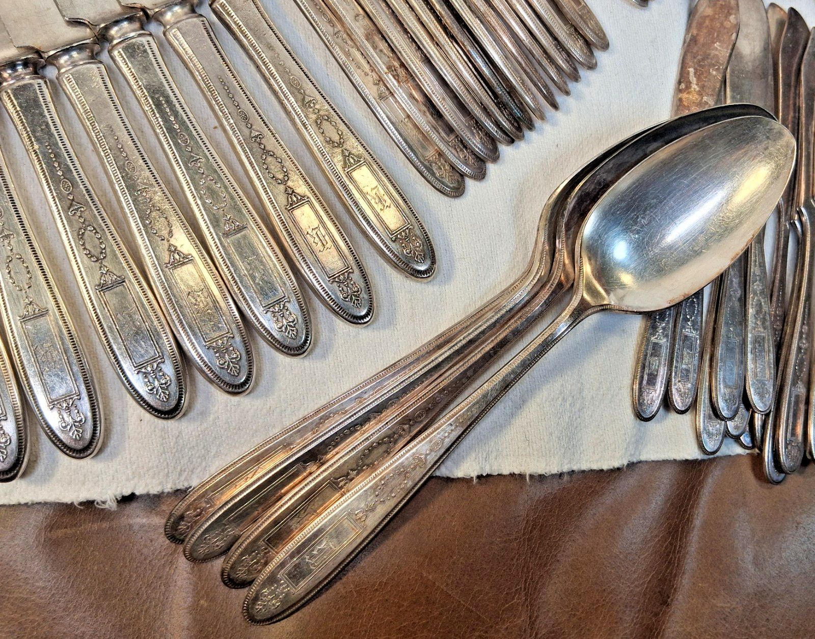 70pc Set Community Plate Grosvenor 1921 Pattern Flatware Silverplate Monogramed