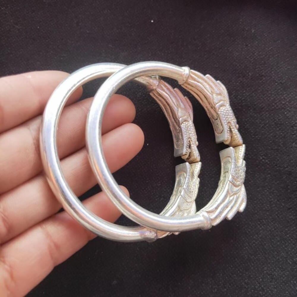 A Pair Old Chinese Tibet silver handcarved double Dragon head bracelet 484