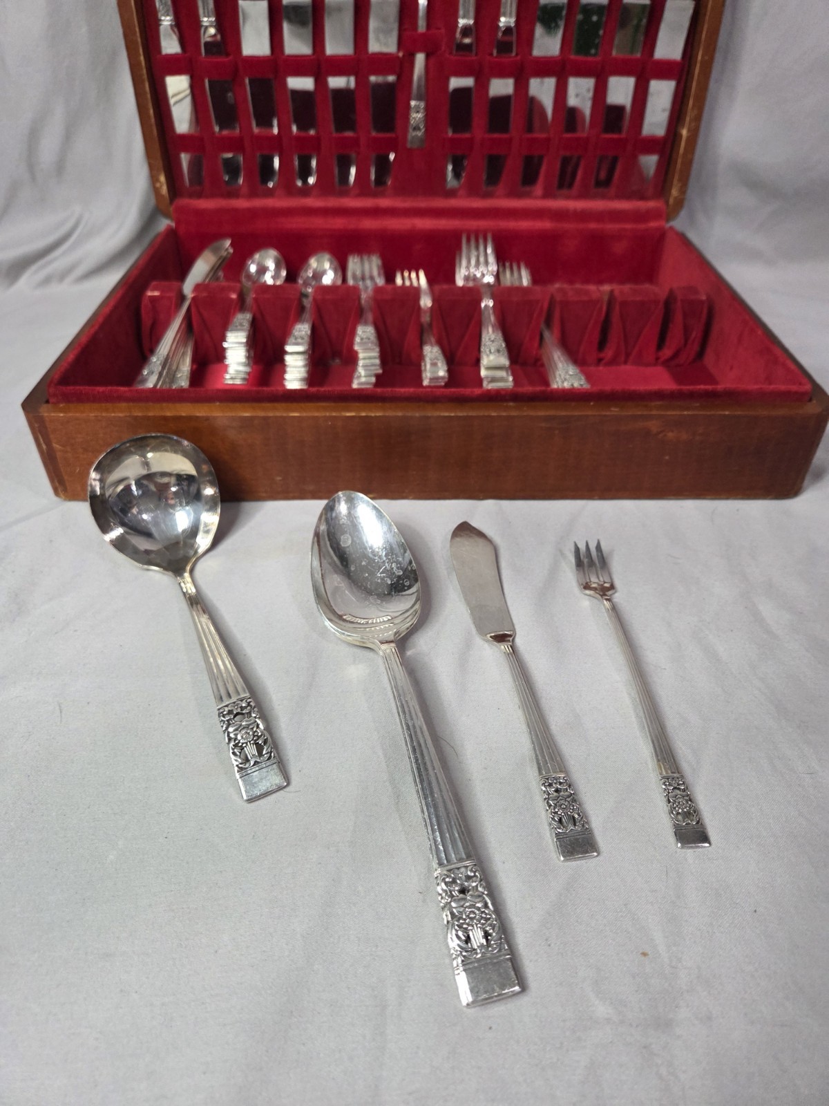 1936 Community CORONATION (Oneida) Silver Plate 66pc. Flatware Set With Chest