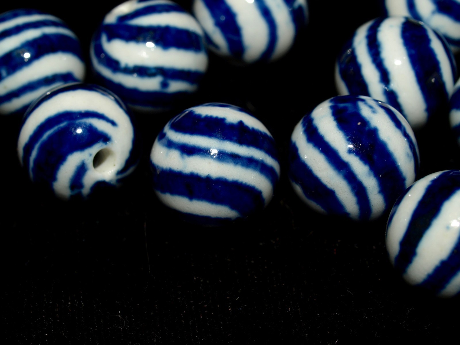 4x lot Vintage Blue White Porcelain Chinese Bead Diagonal Stripes 14mm Round
