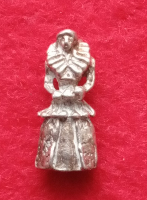 1960s-80s VINTAGE SILVER BRACELET CHARM ELIZABETHAN LADY . CH3-11