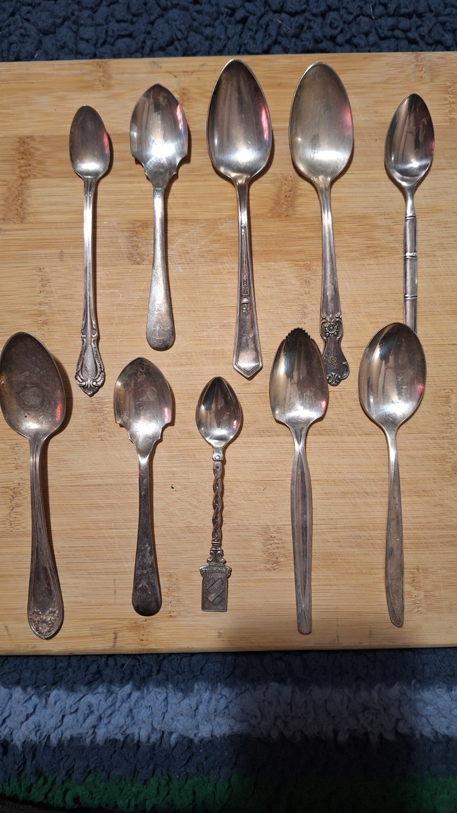 Lot of 32 pieces of mixed silver/silver plated dinnerware. 2+ pounds total.