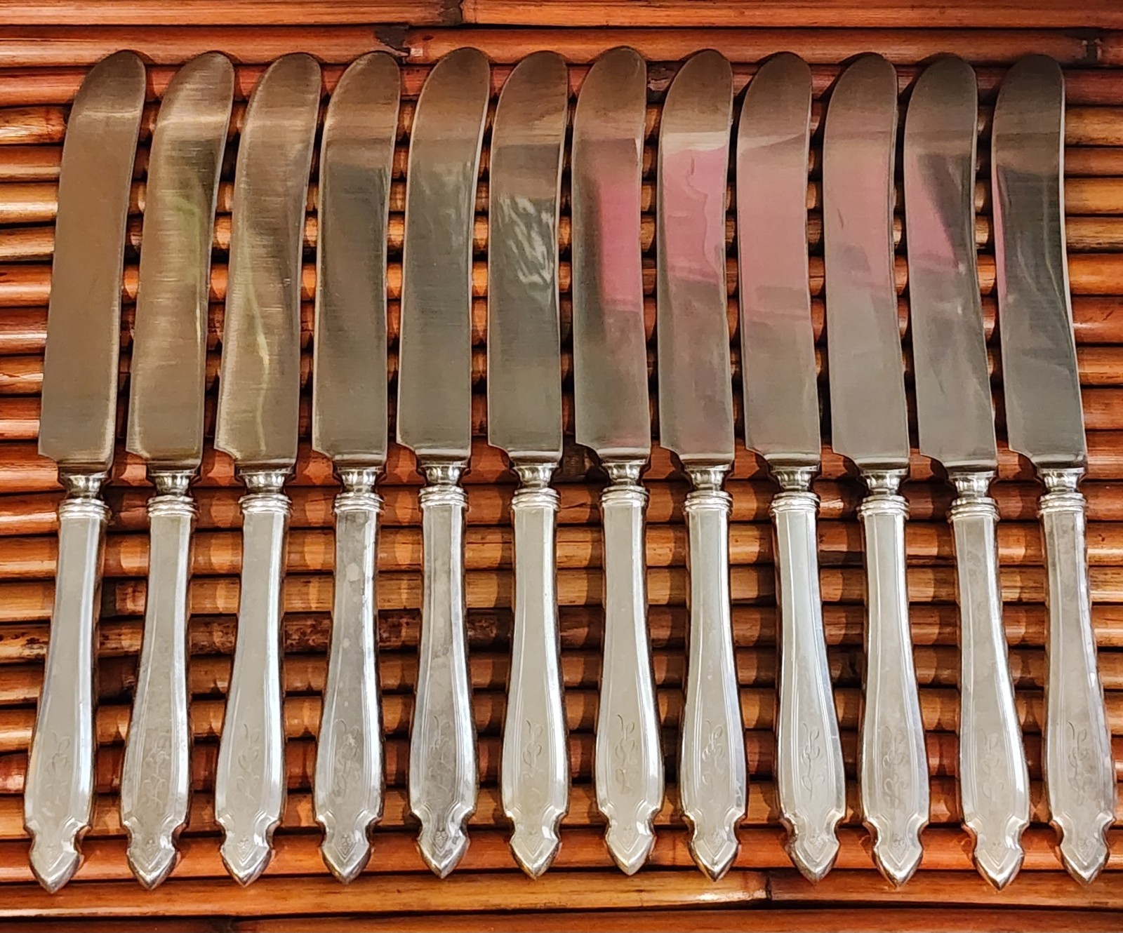 12 Heirloom Plate Cardinal Pattern Silverplate Old French Hollow Knives MONO