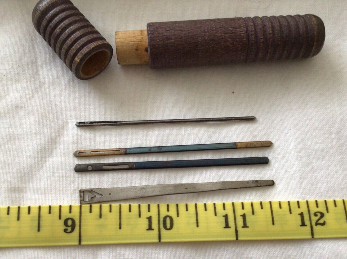 VINTAGE/ANTIQUE FOUR Bodkin Ribbon Threaders in 3 1/2″ Wooden Case – Circa 1902
