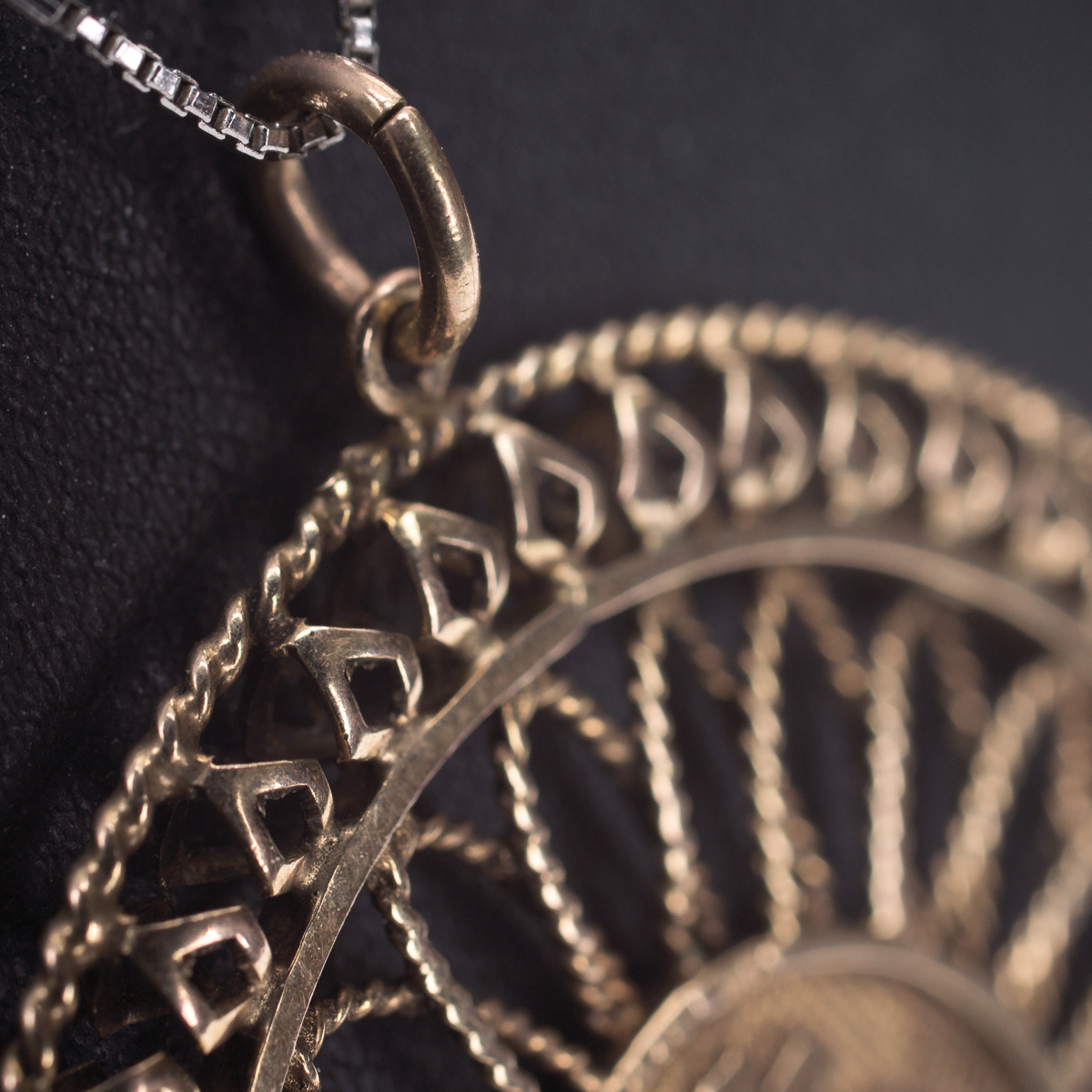 14ct Gold Antique Chinese Circle Pendant / Amulet (Fortune & Longevity 福壽)