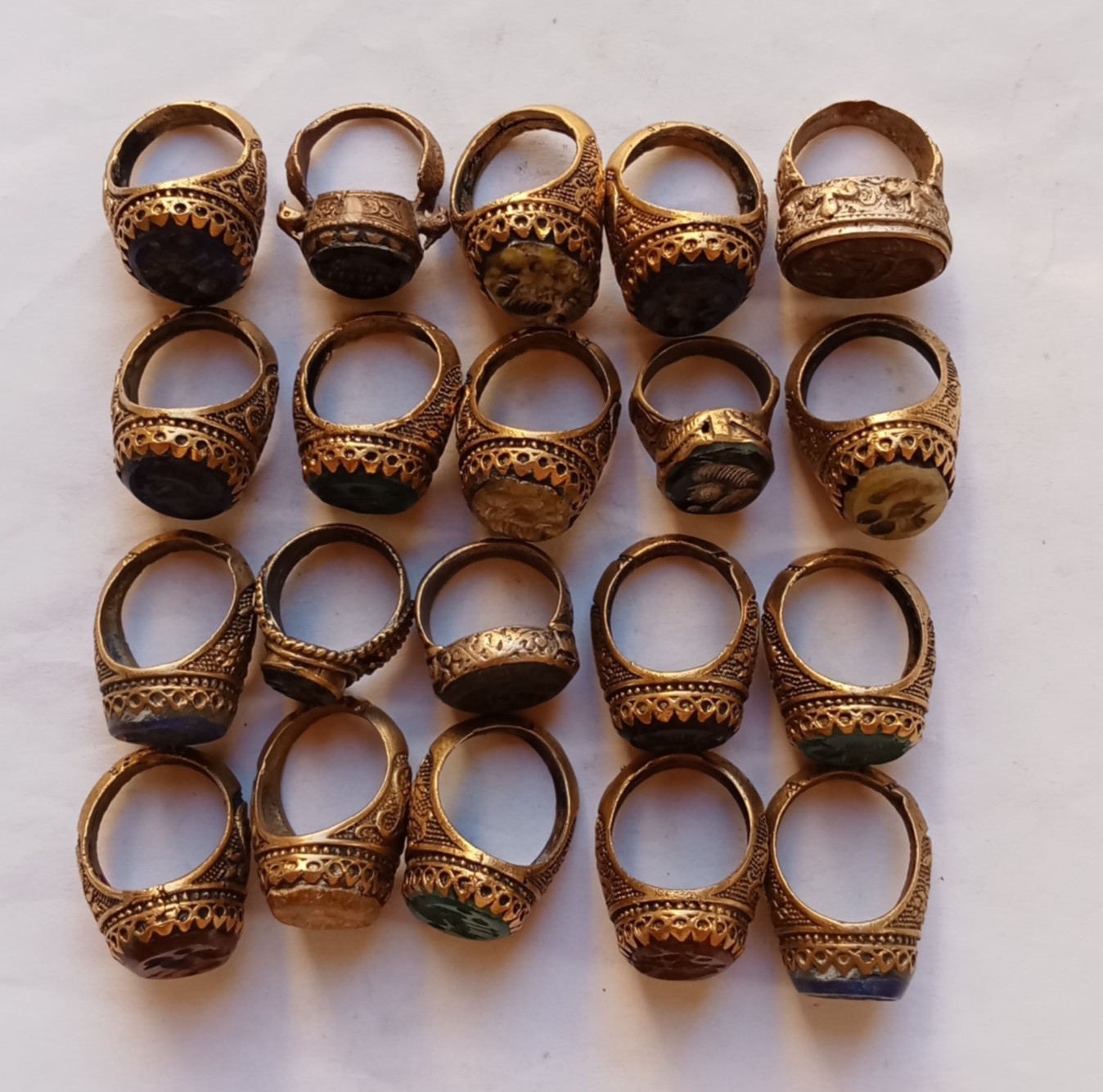 LOT OF RANDOM 20 BRONZE INTAGLIO RINGS WITH DIFFERENT DESIGNS