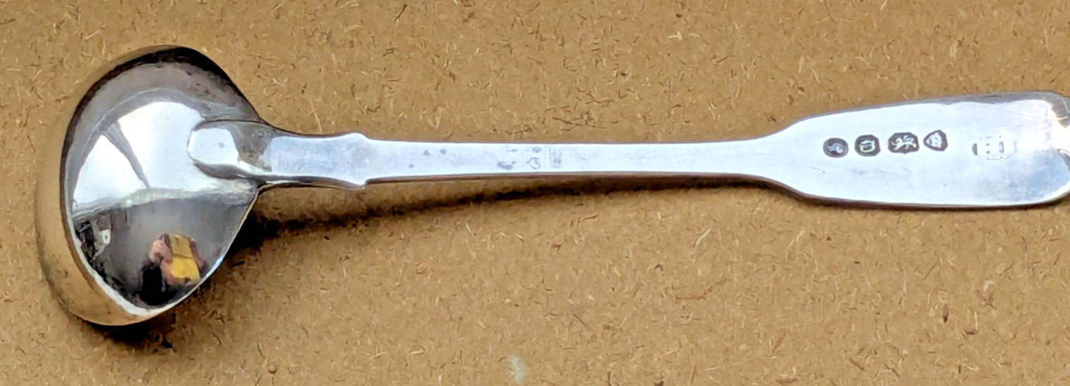 Sterling silver gilt-bowled condiments spoon, London 1839 9.7gms