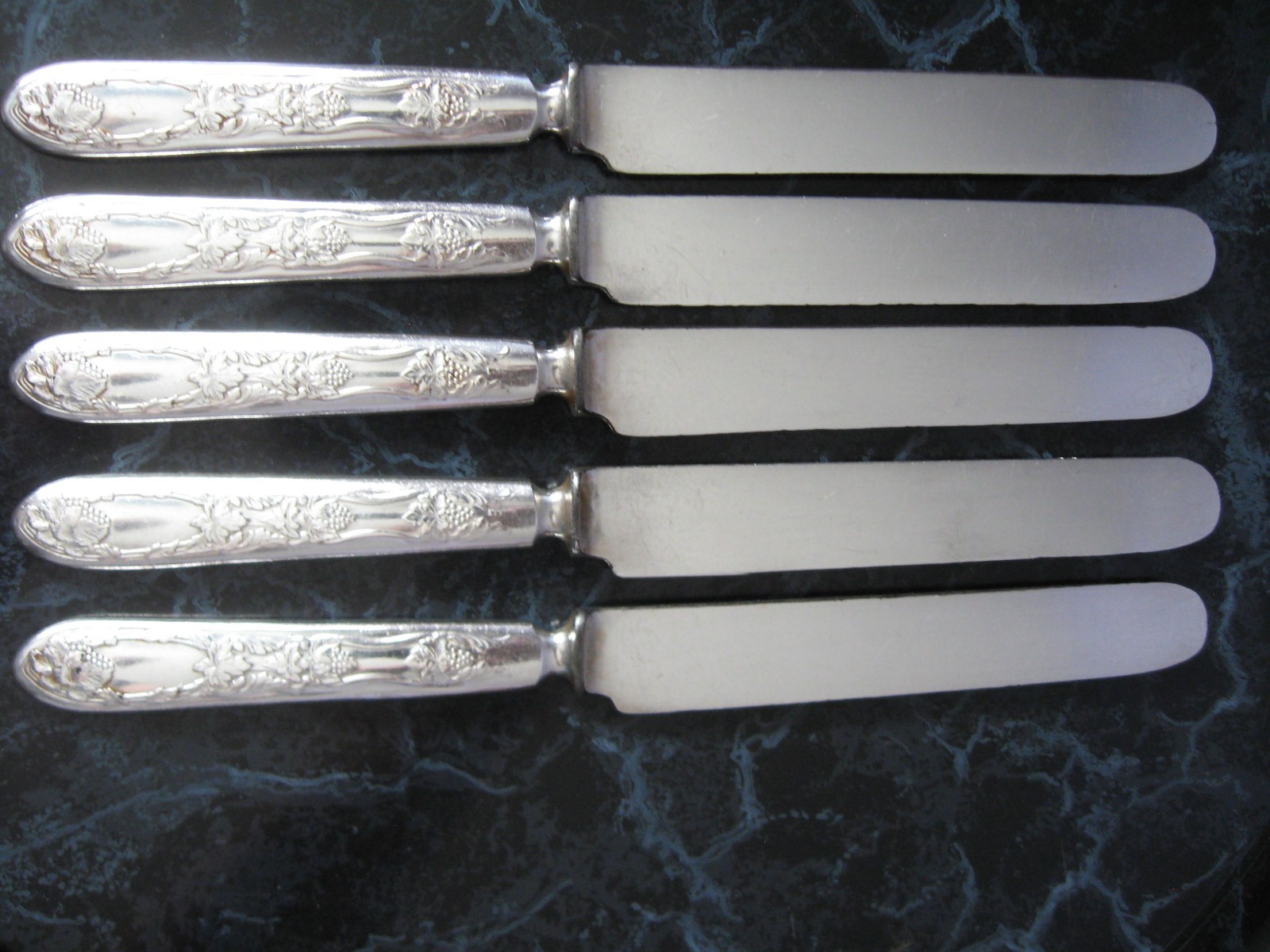 LA VIGNE Solid Handle Dinner Knife Lot 5 Silverplate 1881 Rog 1906 9-3/8″ NoMon