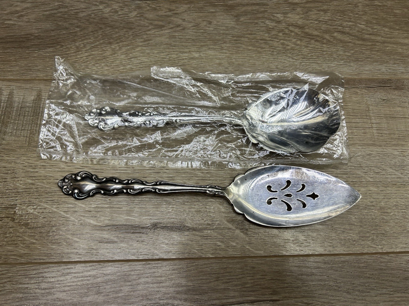 Vintage Oneida Mansion House Modern Baroque Pie Serve Pierced Spoon & Serving