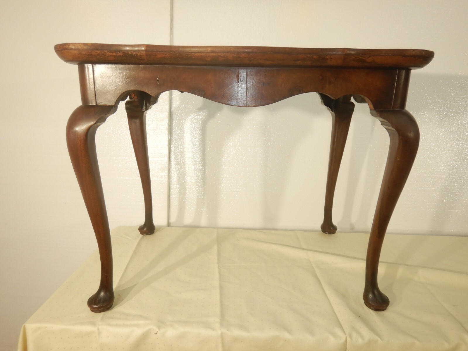 Queen Anne style Oyster veneered top End Table Nightstand Stand Mahogany