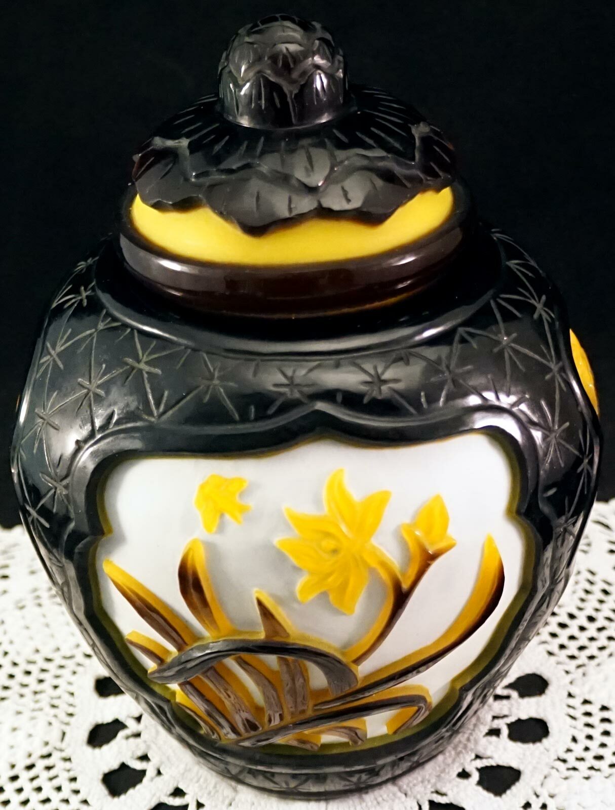 Peking Glass Overlay Cameo Glass Ginger Jar & Lid 3 Layers White Yellow & Black