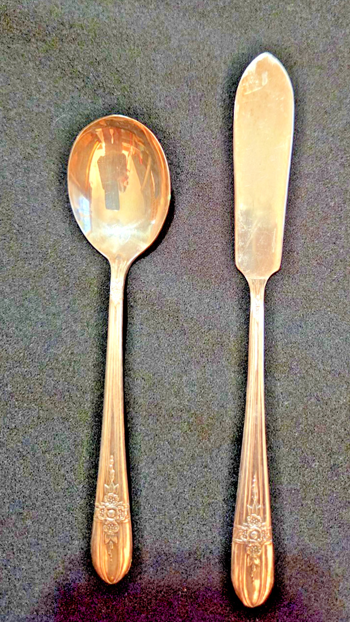 Rogers Silver plated Triumph Pattern Flatware (34 pc) set.