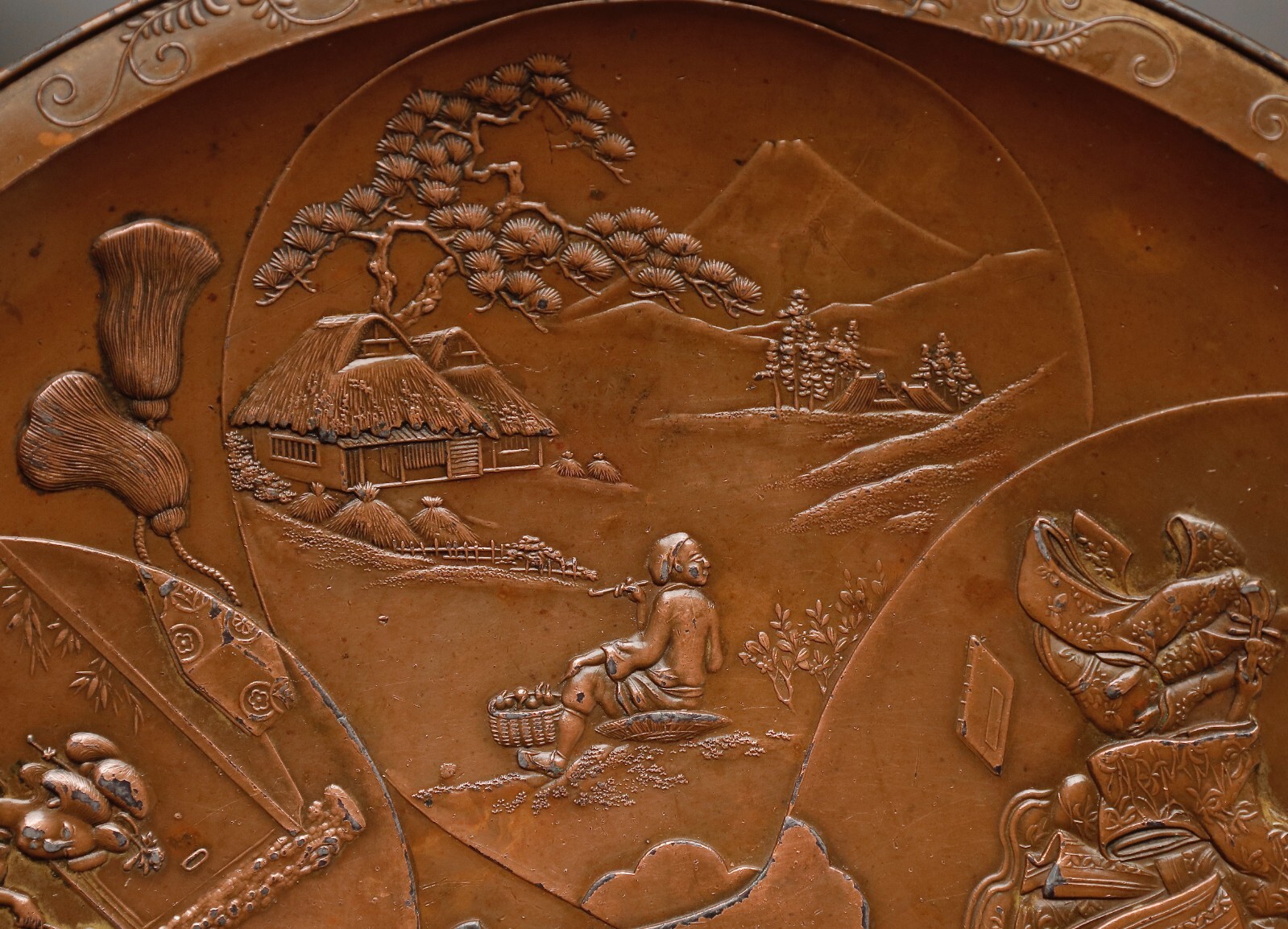 Decorative signed bronze plate with relief depicting Floating World. Meji ZZ99