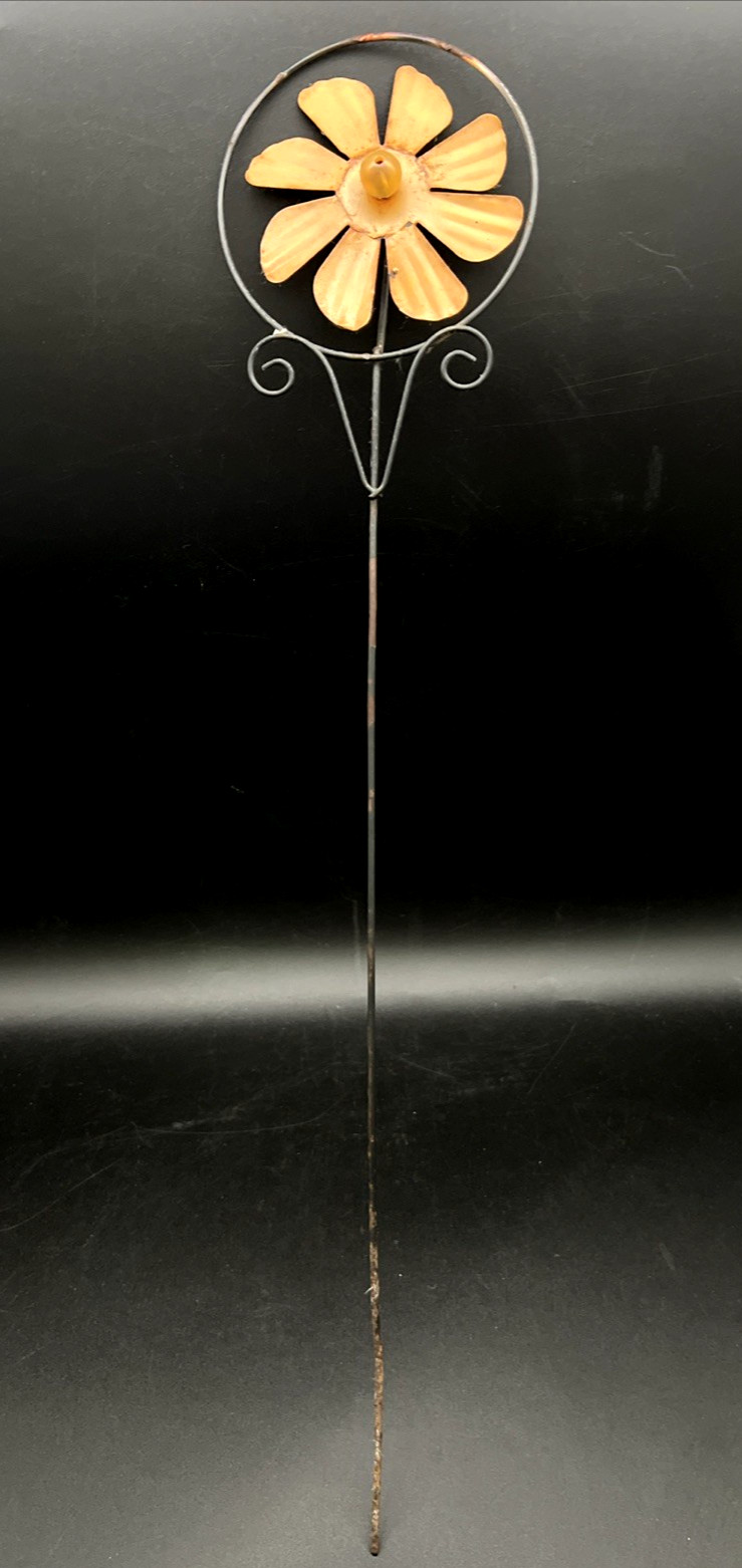 Vtg Metal Flower Wind Spinner Garden Stake Kinetic Yard Art Orange Daisy – 21″