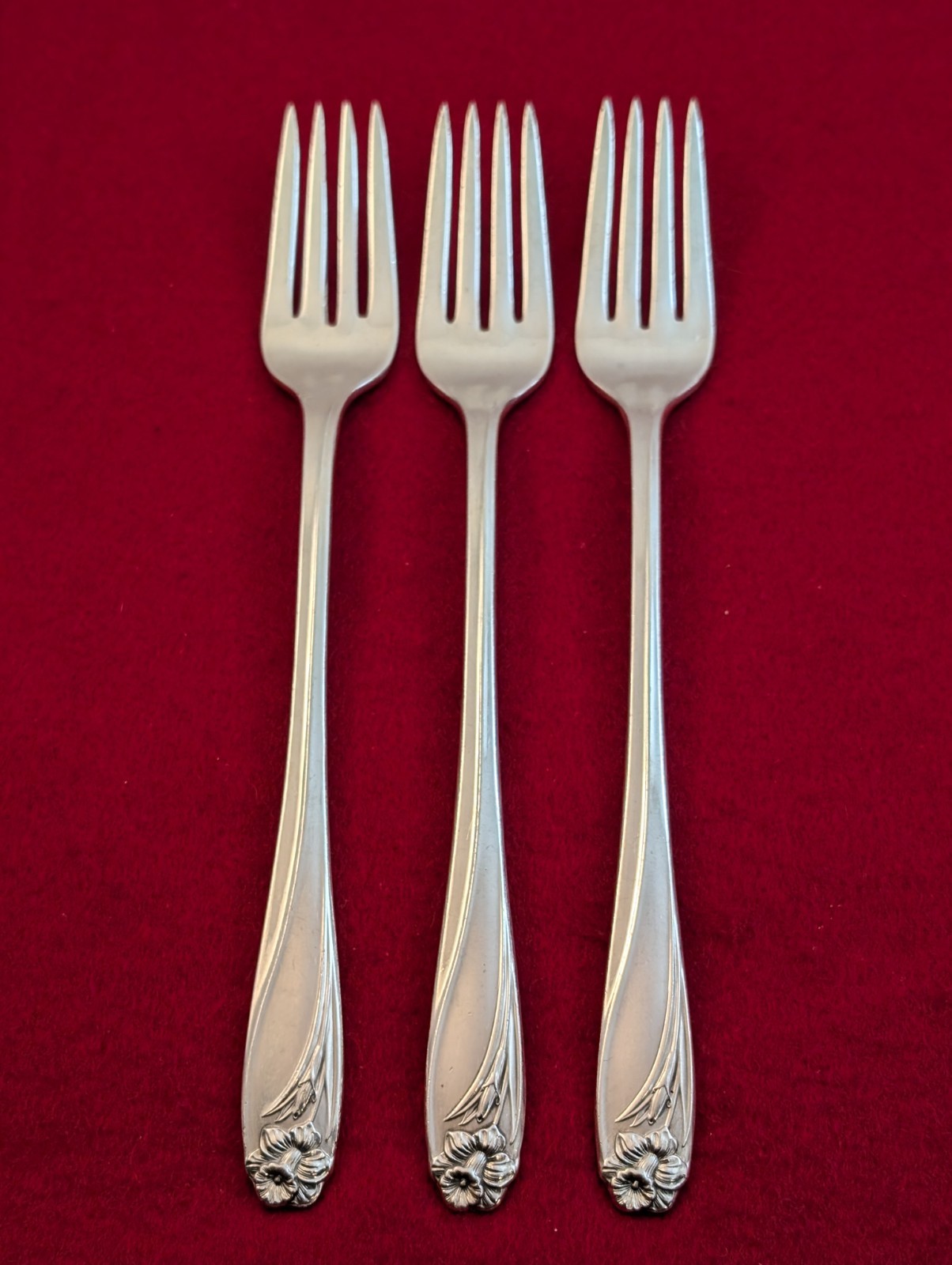 Set of 3 International Silverplate Daffodil Grille Forks 7 3/4″ Silverware