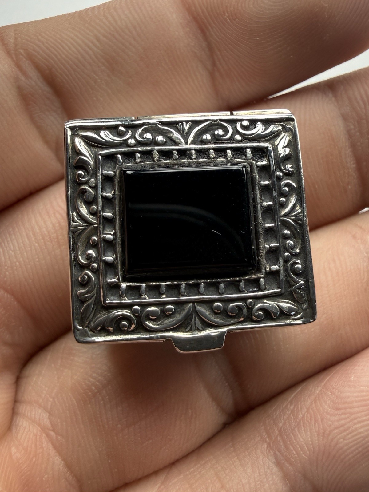 Vintage Solid Sterling Silver & Gold Gilt Snuff/Pill Box With Black Onyx – 12.2g