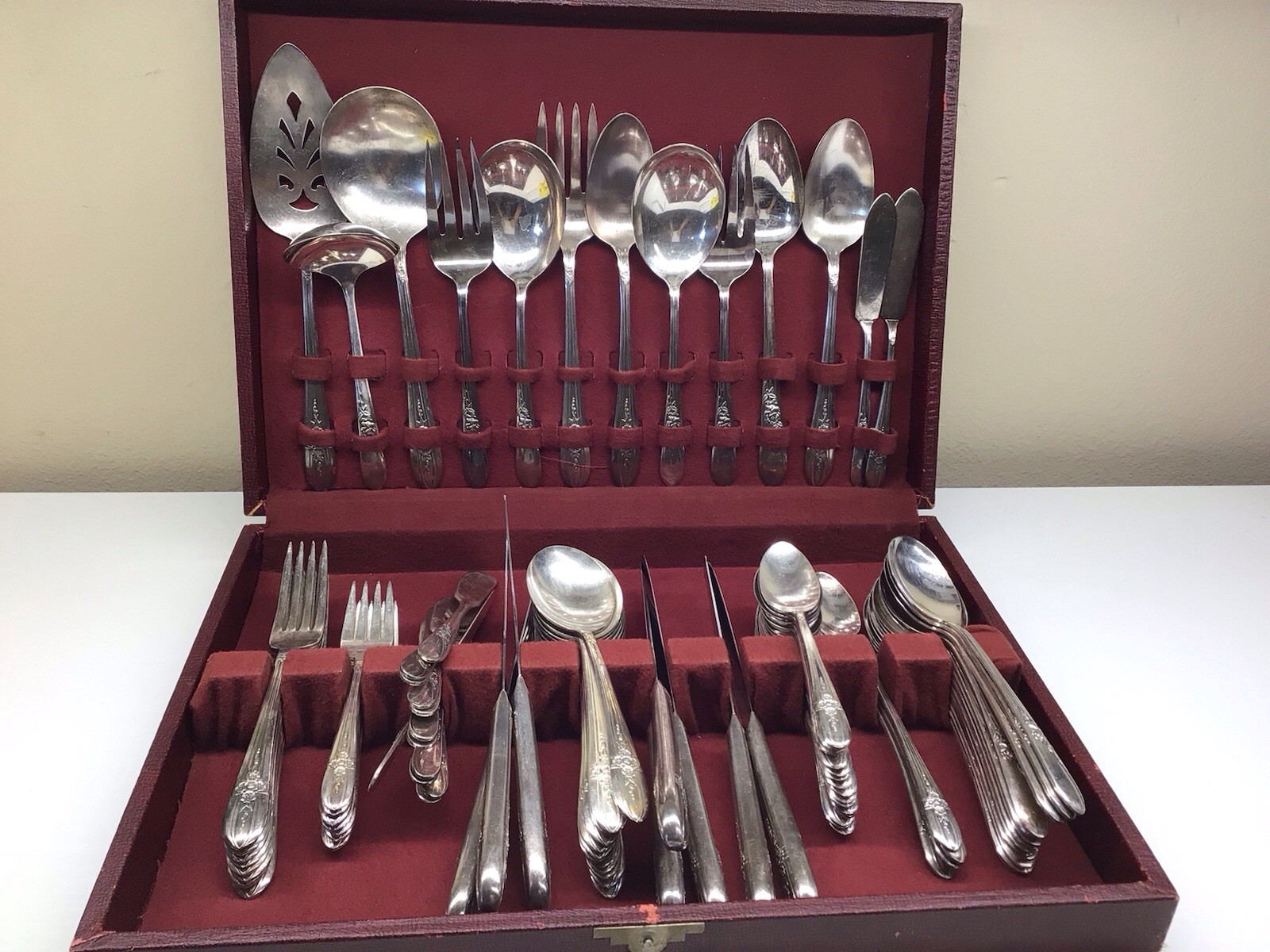 94 Pieces WM Rogers SILVERPlate Flatware In Wooden Box “READ DESCRIPTION”
