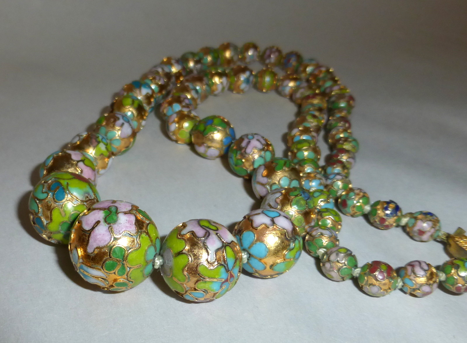 Antique Chinese Champleve Cloisonne Graduated Beads on Gold Foil 30″ Necklace